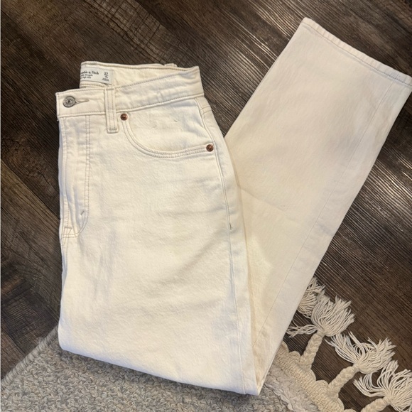 Abercrombie & Fitch - Curve Love Ultra High Rise Ankle Straight Jean - Cream - Picture 8 of 8